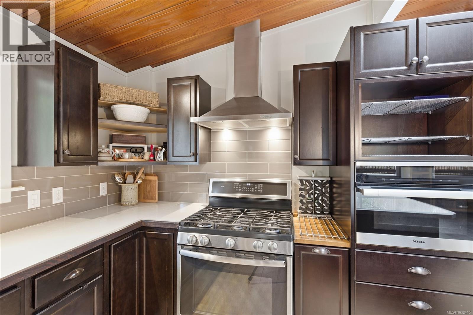 1691 Acacia Rd, Nanoose Bay