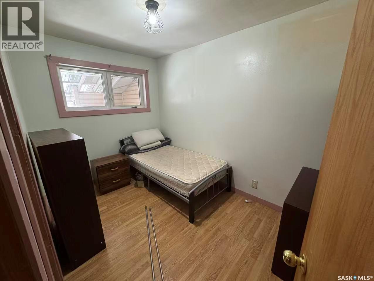 453 VANCOUVER AVENUE S - 8
