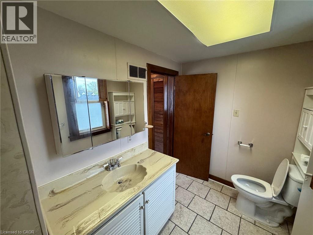 17 LYONS Avenue - 16