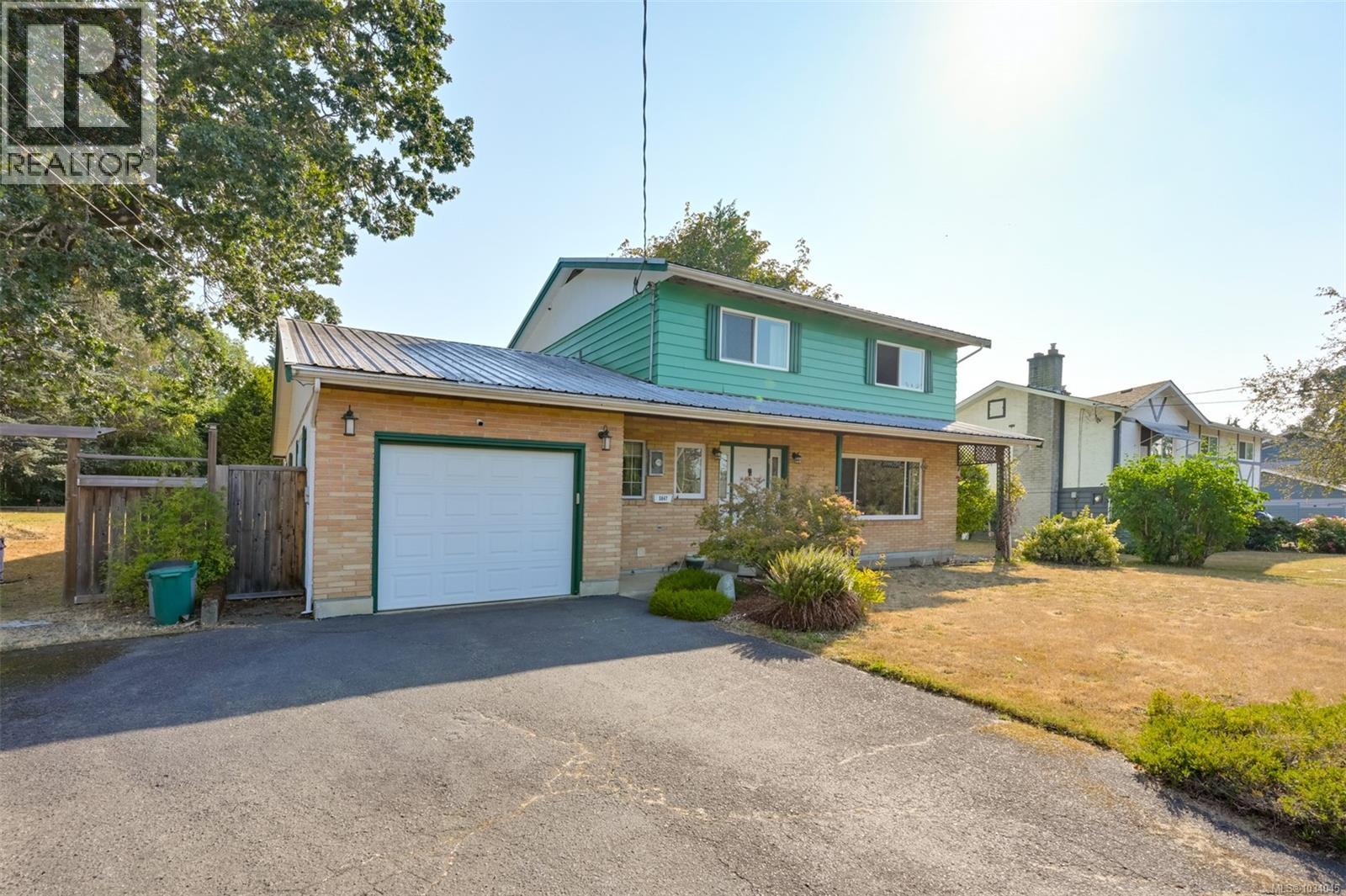 5847 Sycamore St, Duncan