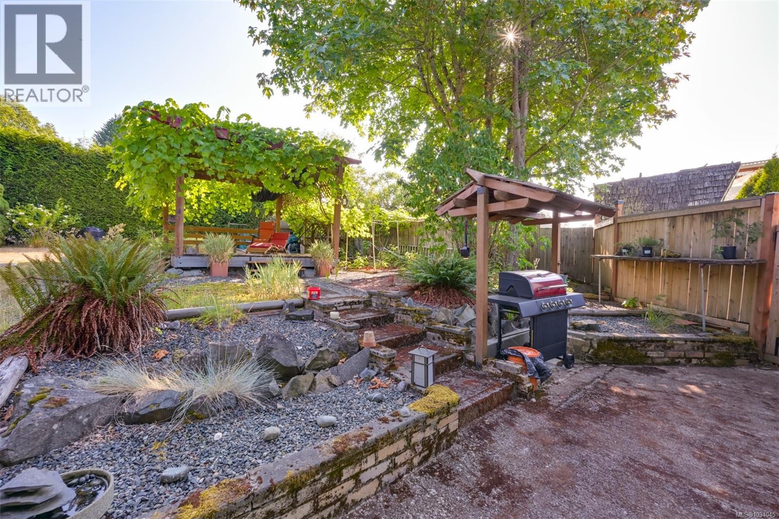 5847 Sycamore St, Duncan