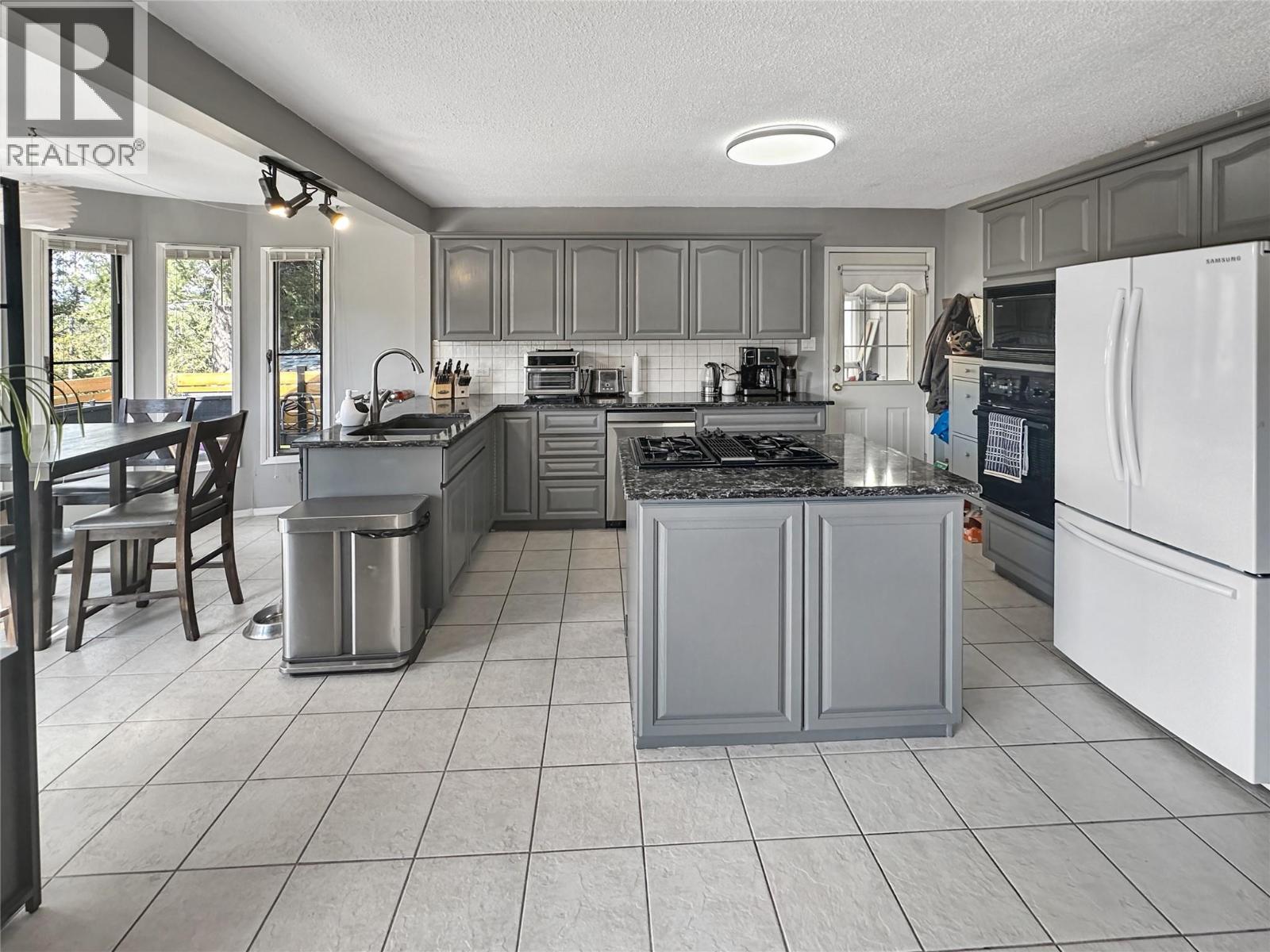 305 PANORAMA Crescent - 9