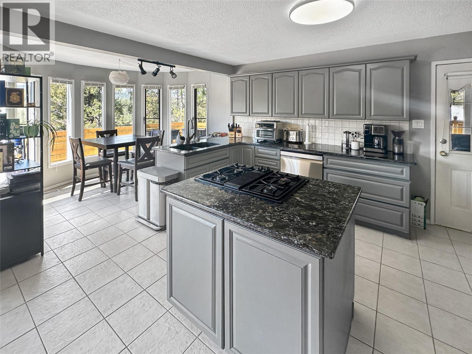 305 PANORAMA Crescent - 8