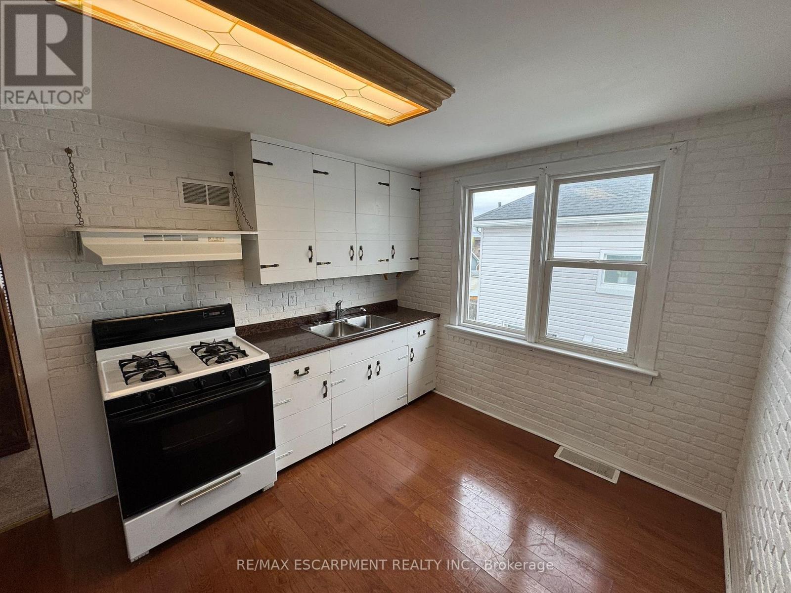 17 LYONS AVENUE - 12