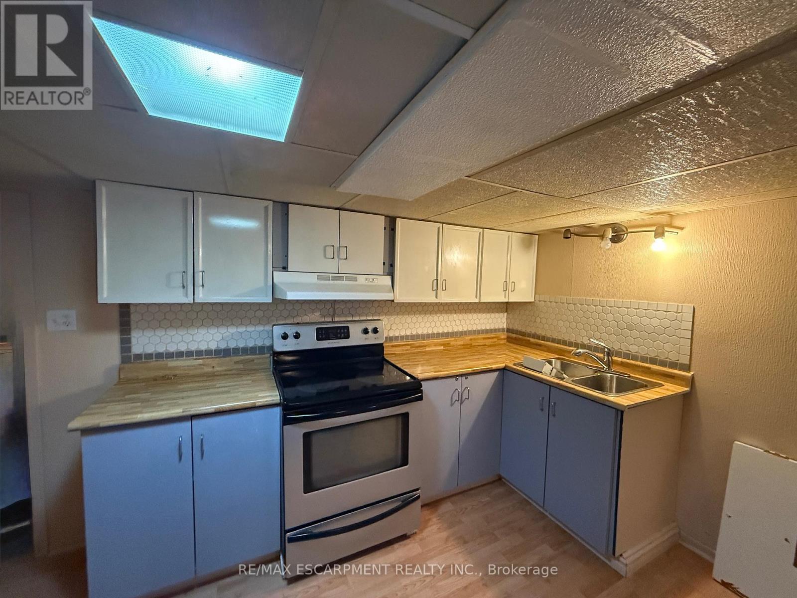17 LYONS AVENUE - 18