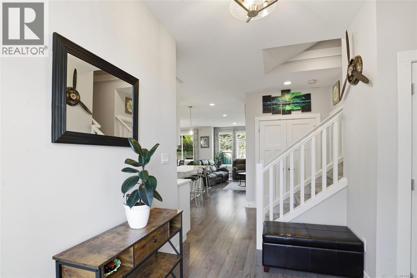 751 James Pl - 3