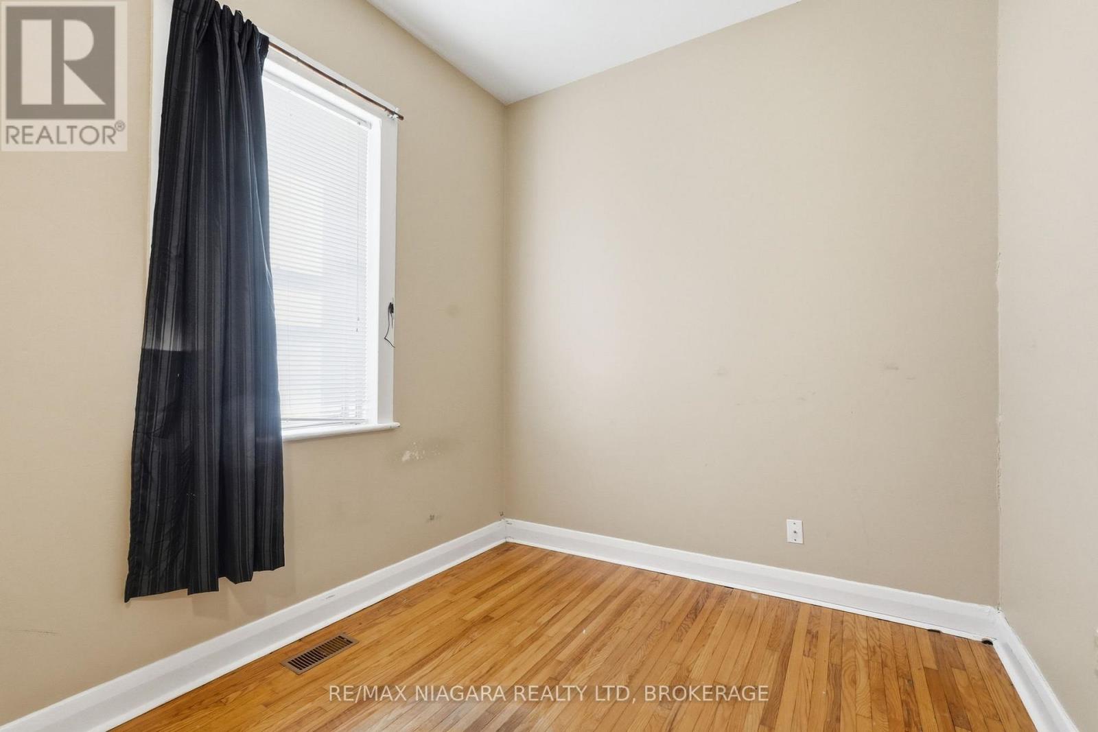 184 WELLINGTON STREET - 10