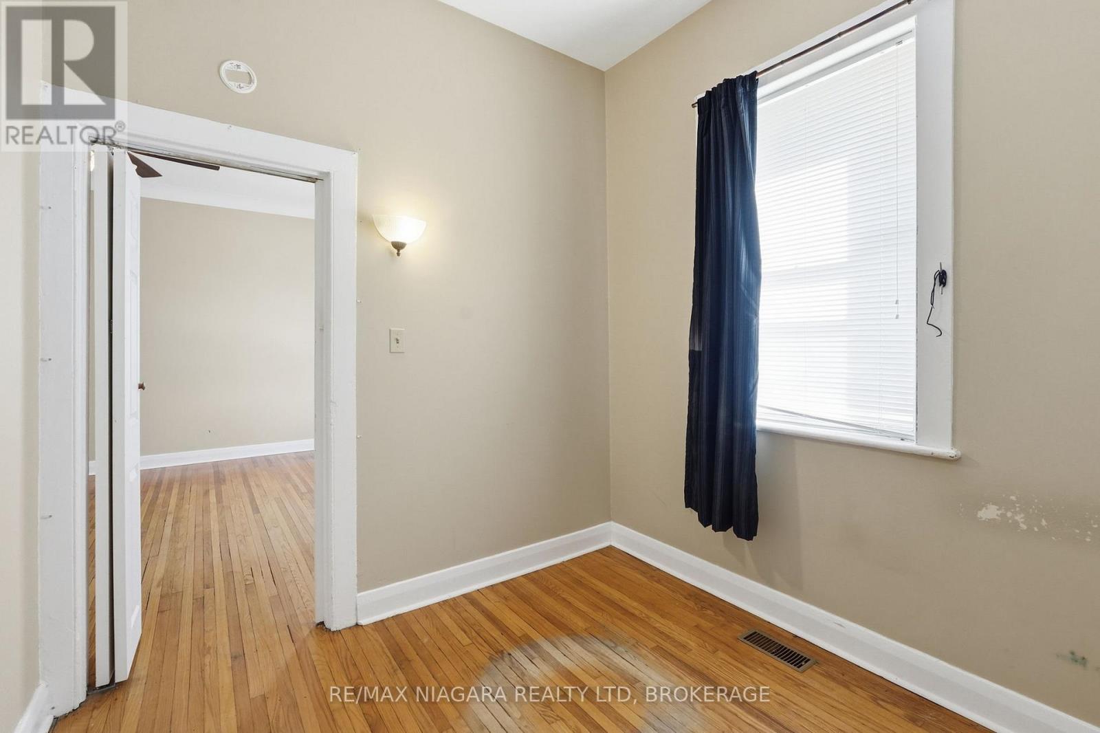184 WELLINGTON STREET - 11