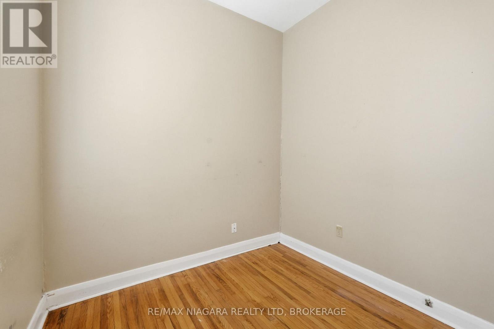 184 WELLINGTON STREET - 12
