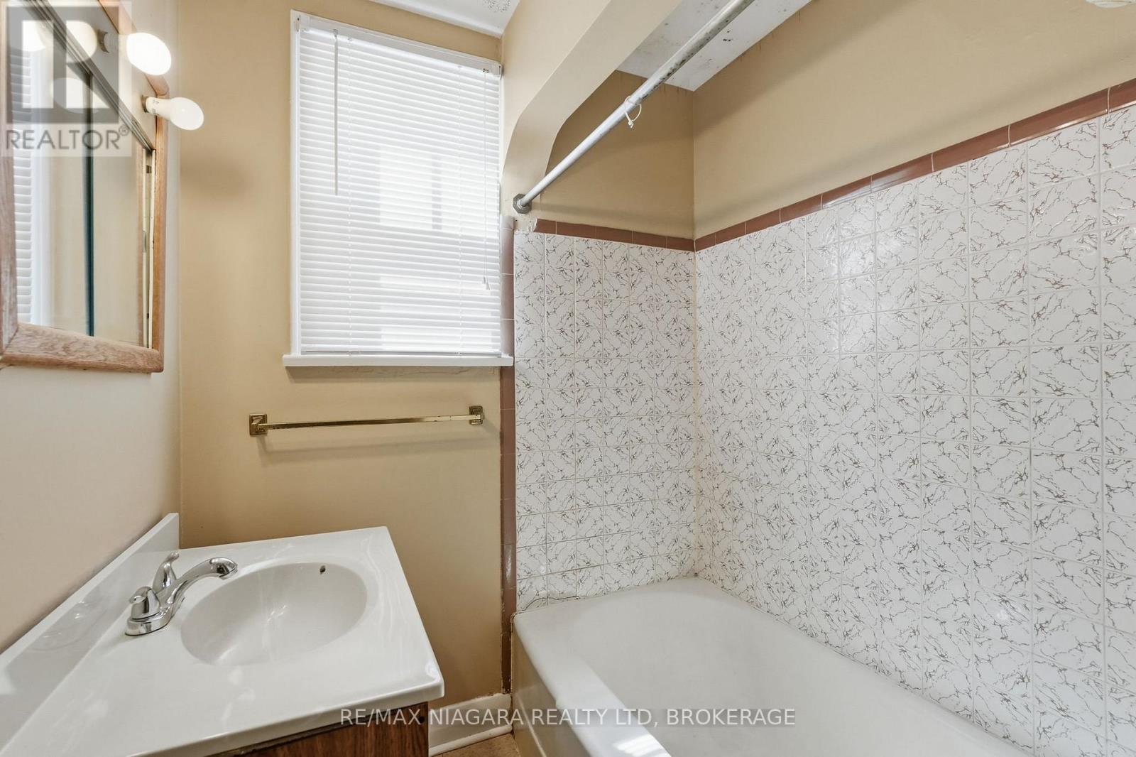 184 WELLINGTON STREET - 21