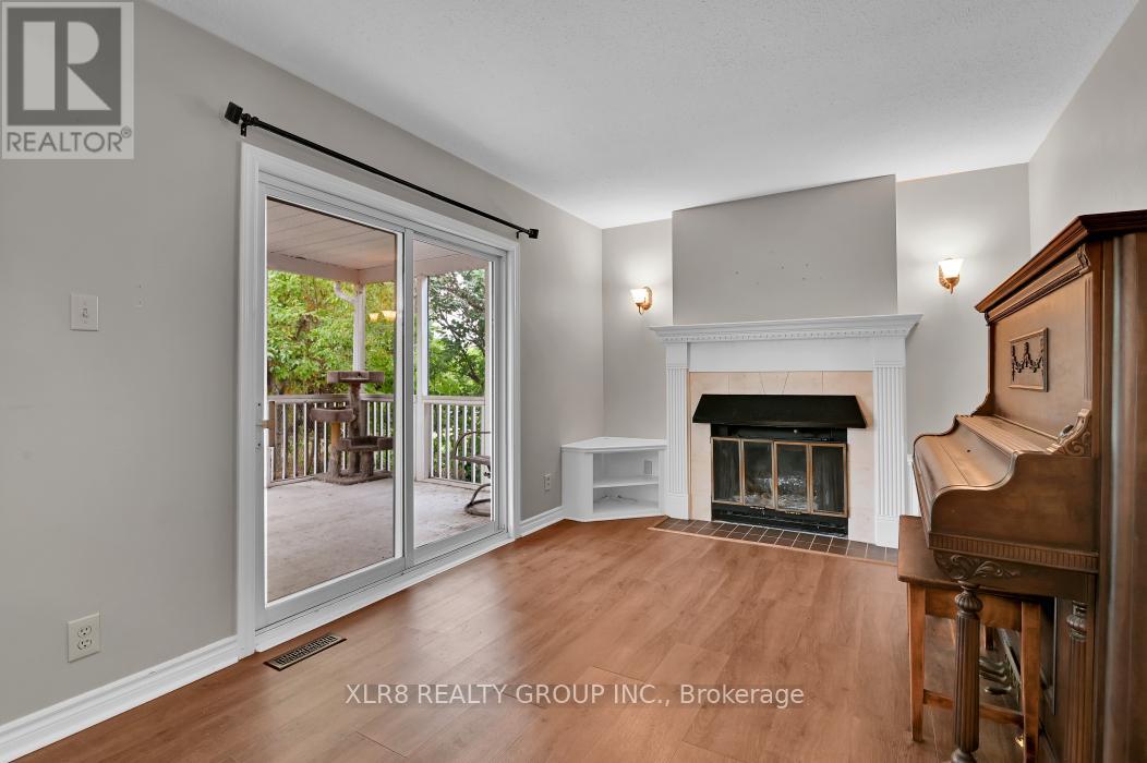 12 JOHN SIDNEY CRESCENT - 8