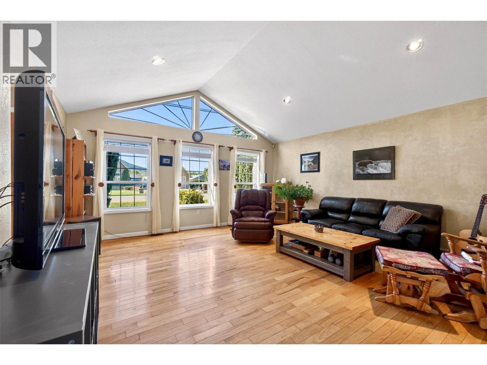  730 Parksville Street, Sicamous