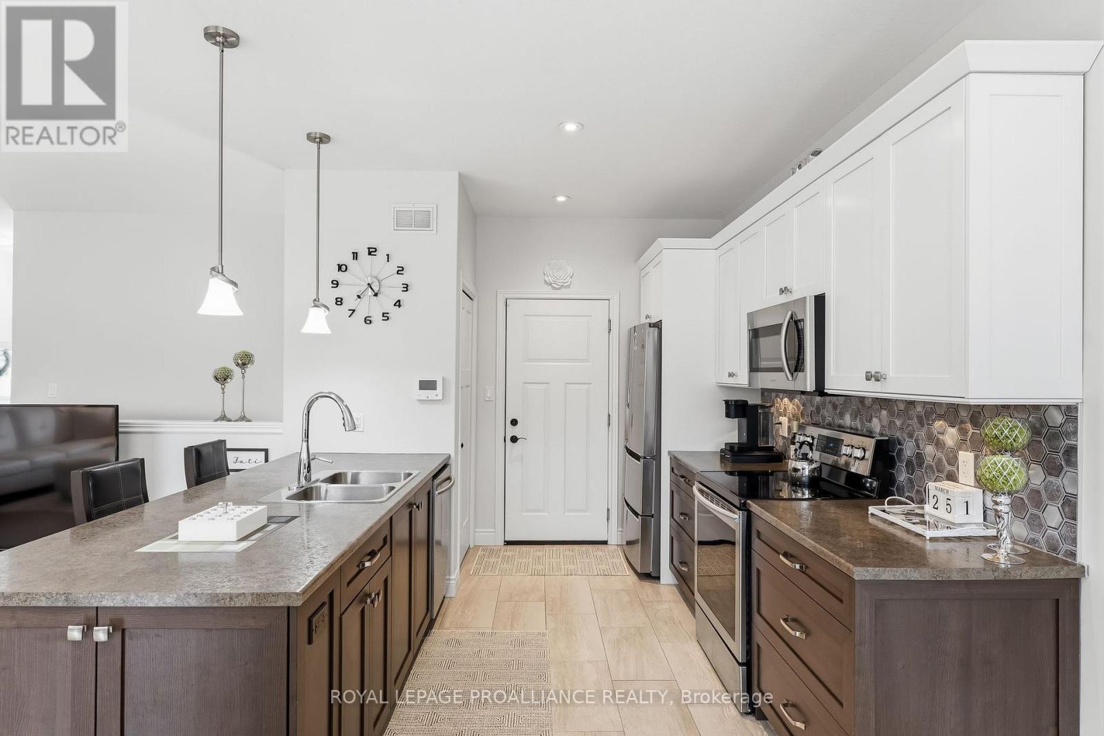 305 RAGLAN STREET - 13