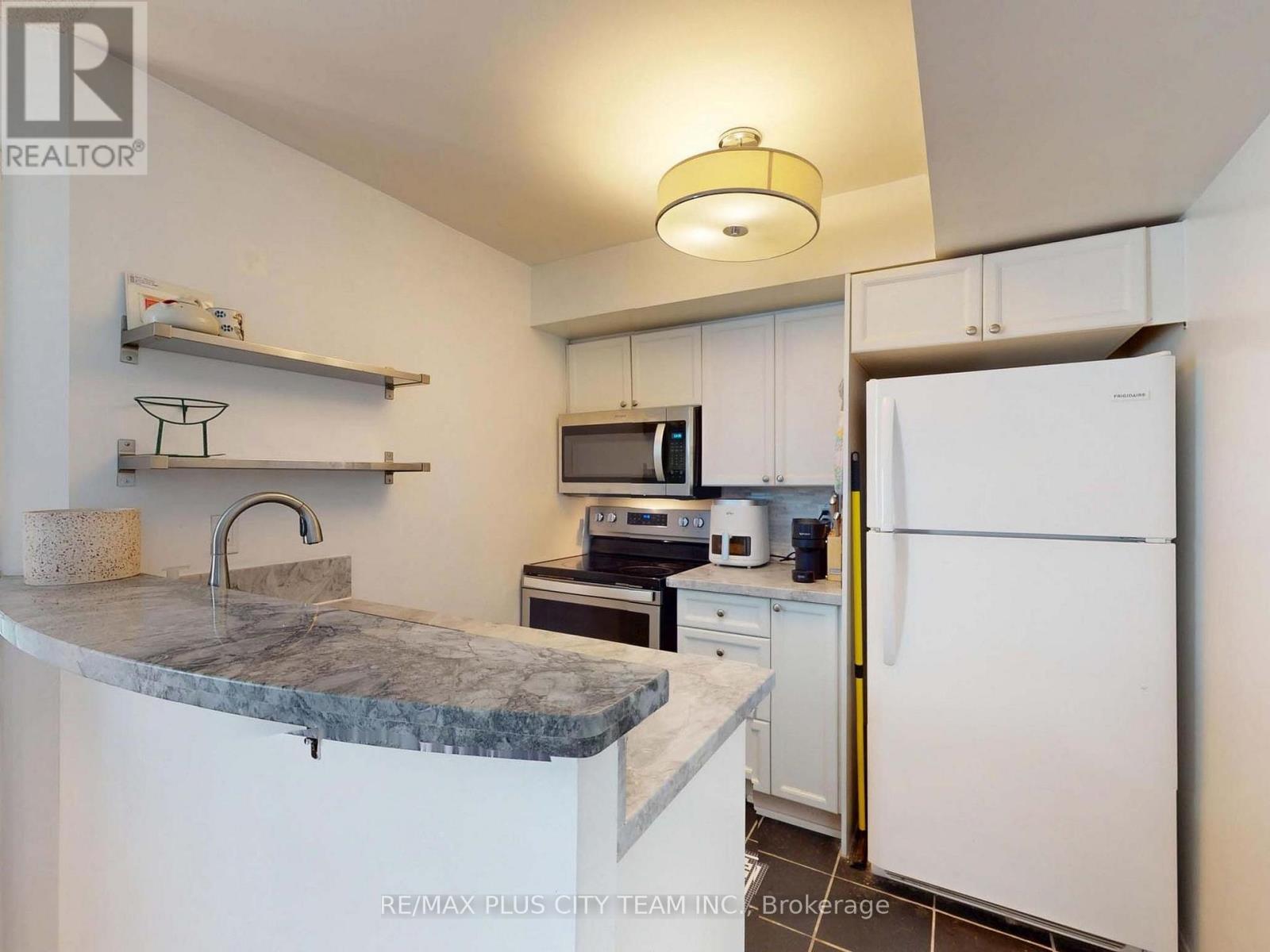 #721 109 FRONT STREET E - 7