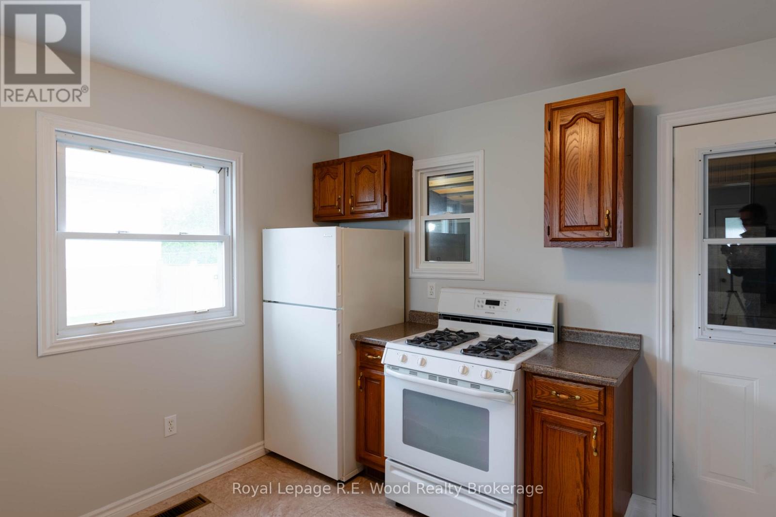 2-bedroom home for sale at 22 NORTH STREET E, Tillsonburg ON · photo 8 of 27