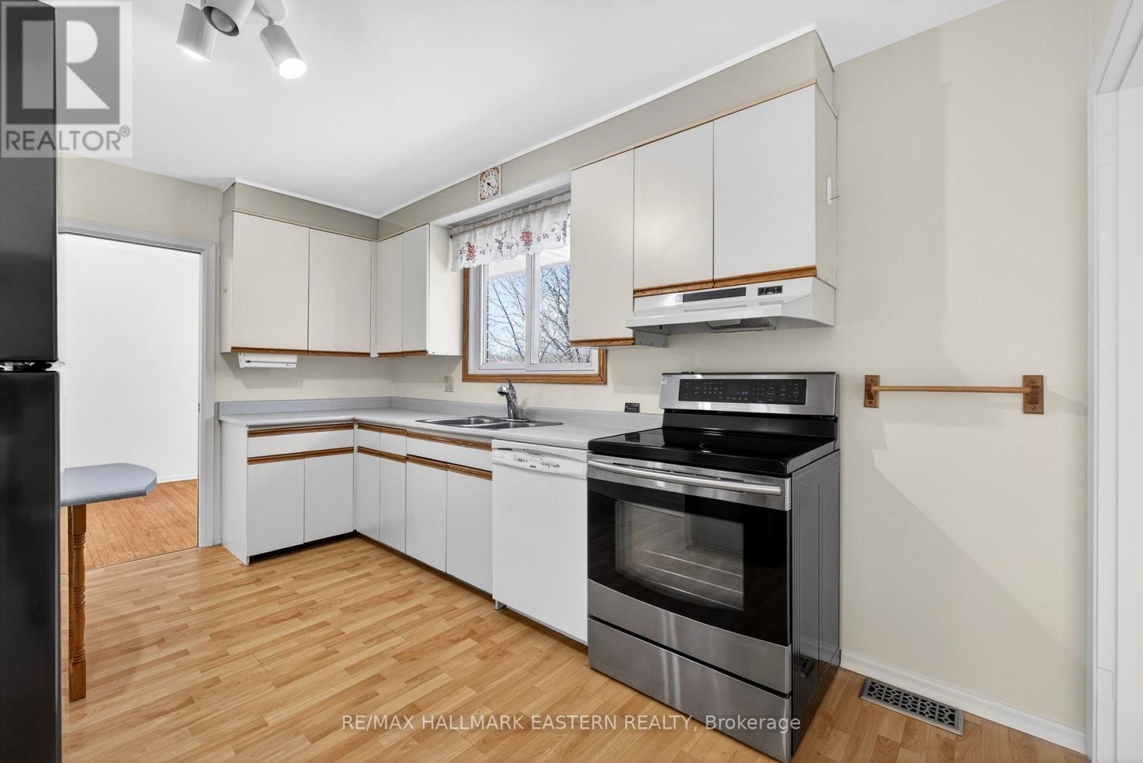 47 SPRINGBROOK DRIVE - 13