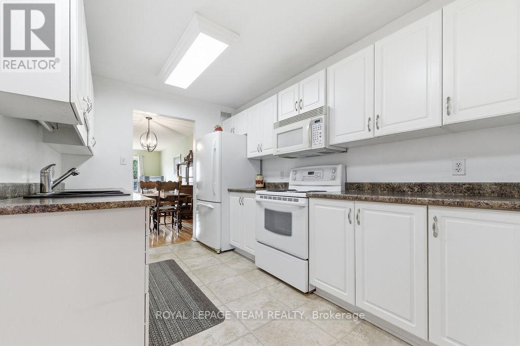205 RENFREW AVENUE W - 11
