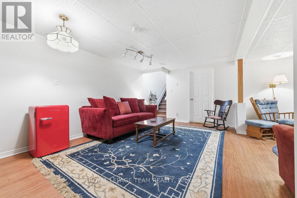 205 RENFREW AVENUE W - 23