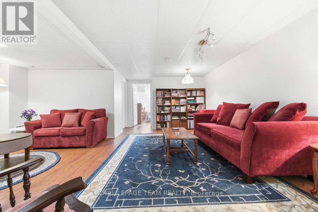 205 RENFREW AVENUE W - 24