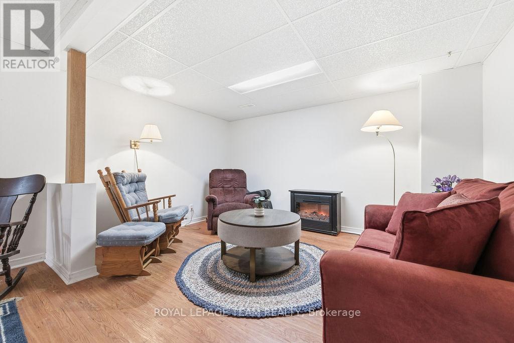 205 RENFREW AVENUE W - 26