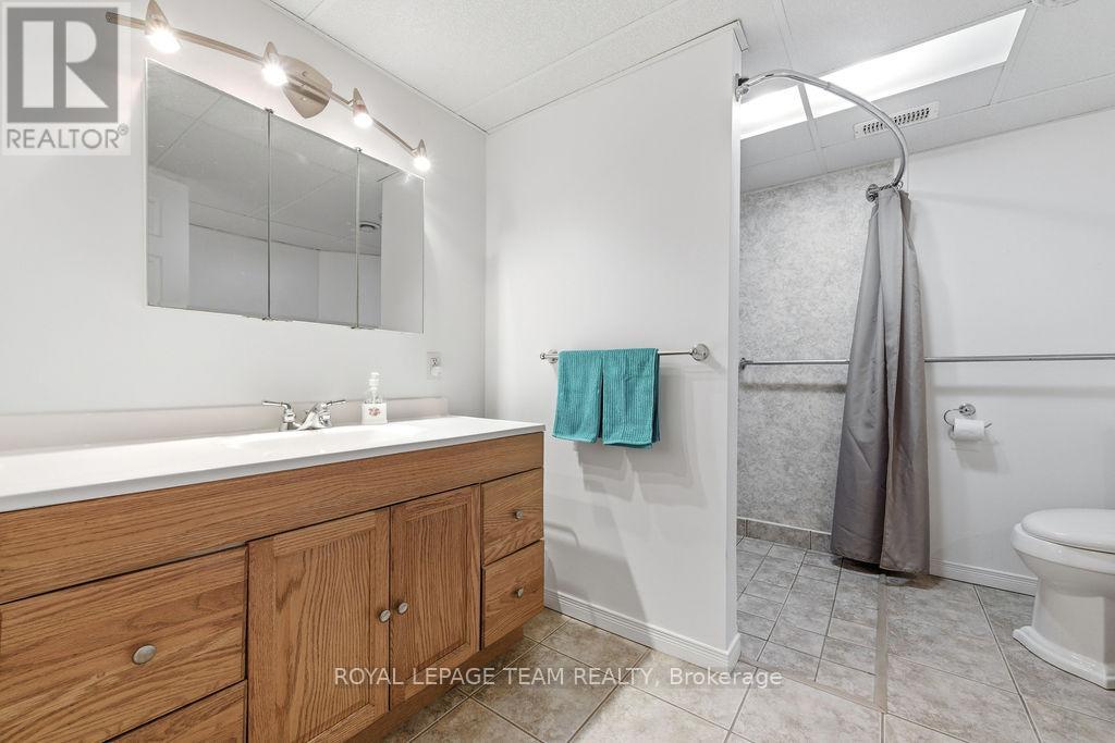 205 RENFREW AVENUE W - 27