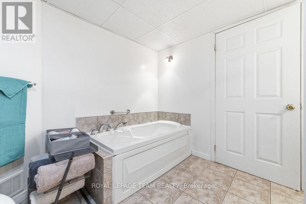 205 RENFREW AVENUE W - 29