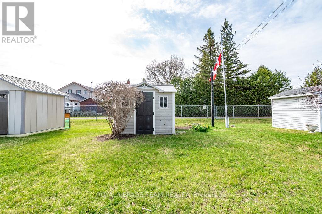 205 RENFREW AVENUE W - 36