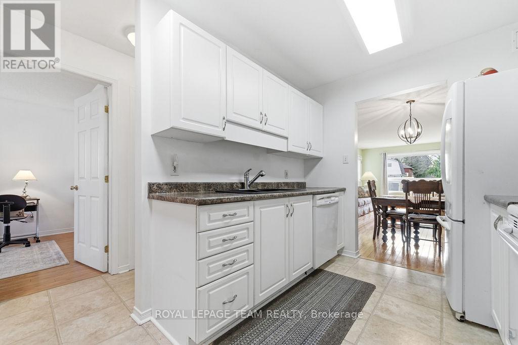 205 RENFREW AVENUE W - 9