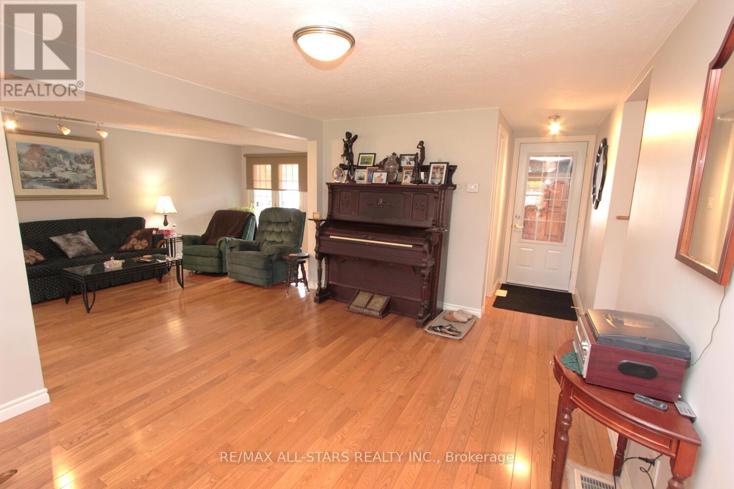 137 REID STREET - 10