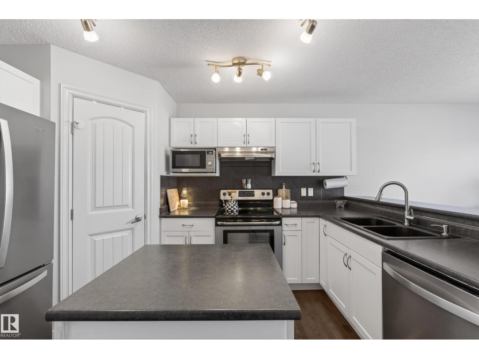 1148 35 AV NW, Edmonton