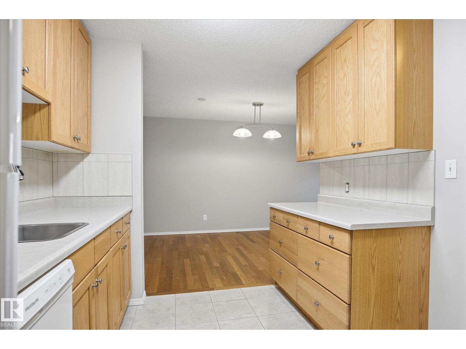 238 SURREY GARDENS GD NW, Edmonton