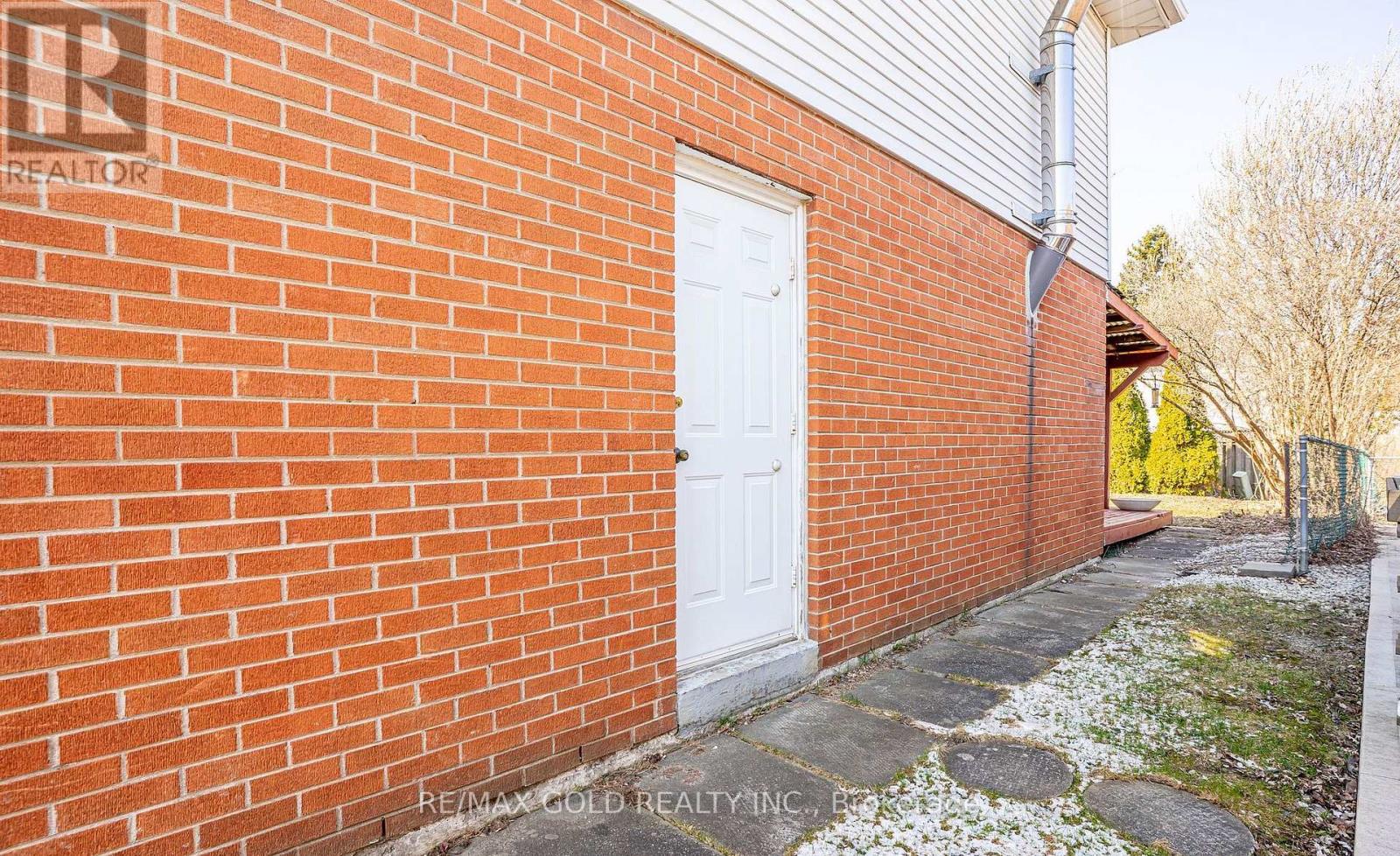 34 DEERFIELD CRESCENT - 36