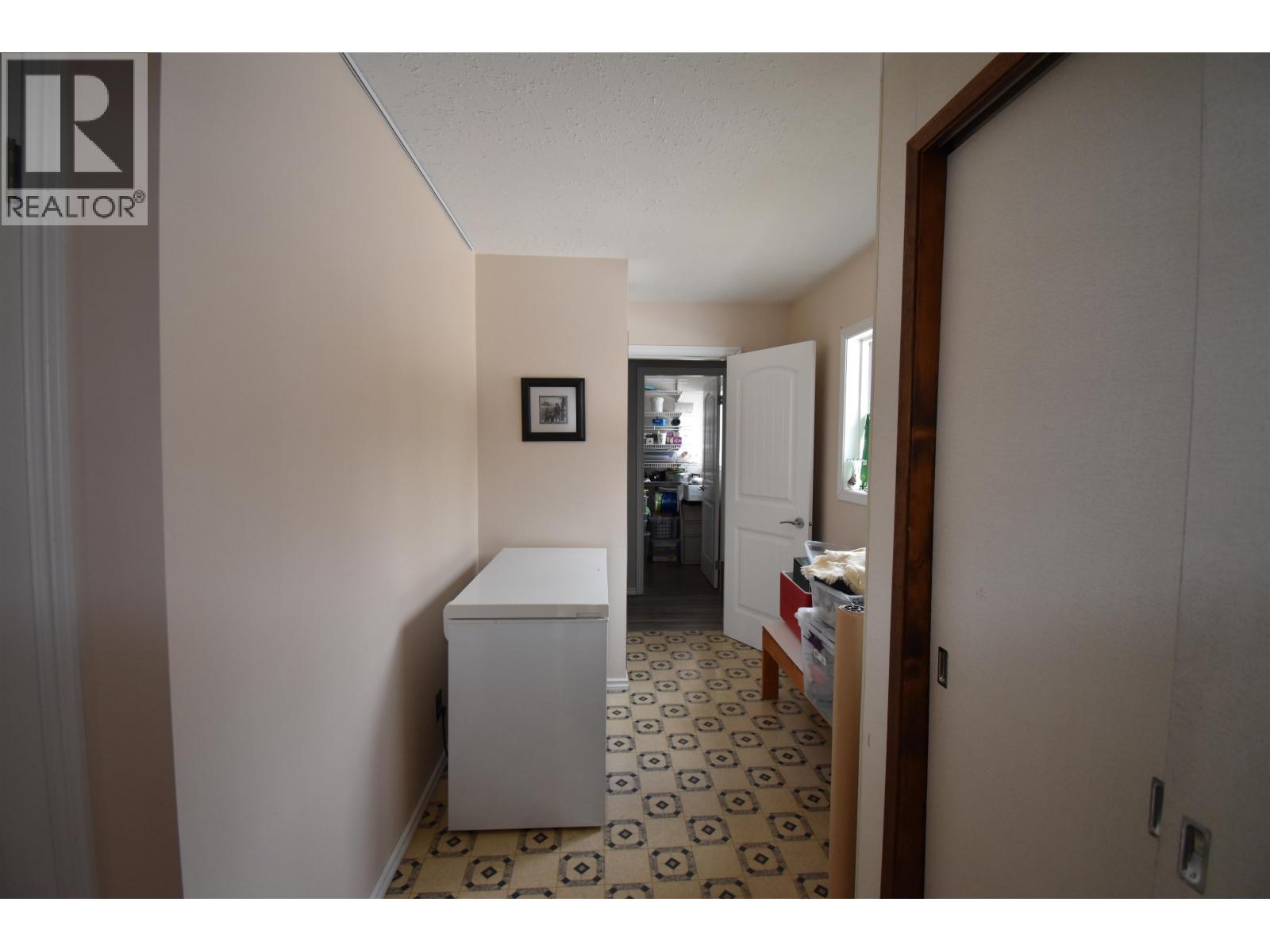 1055 HUDSON BAY MOUNTAIN ROAD - 10