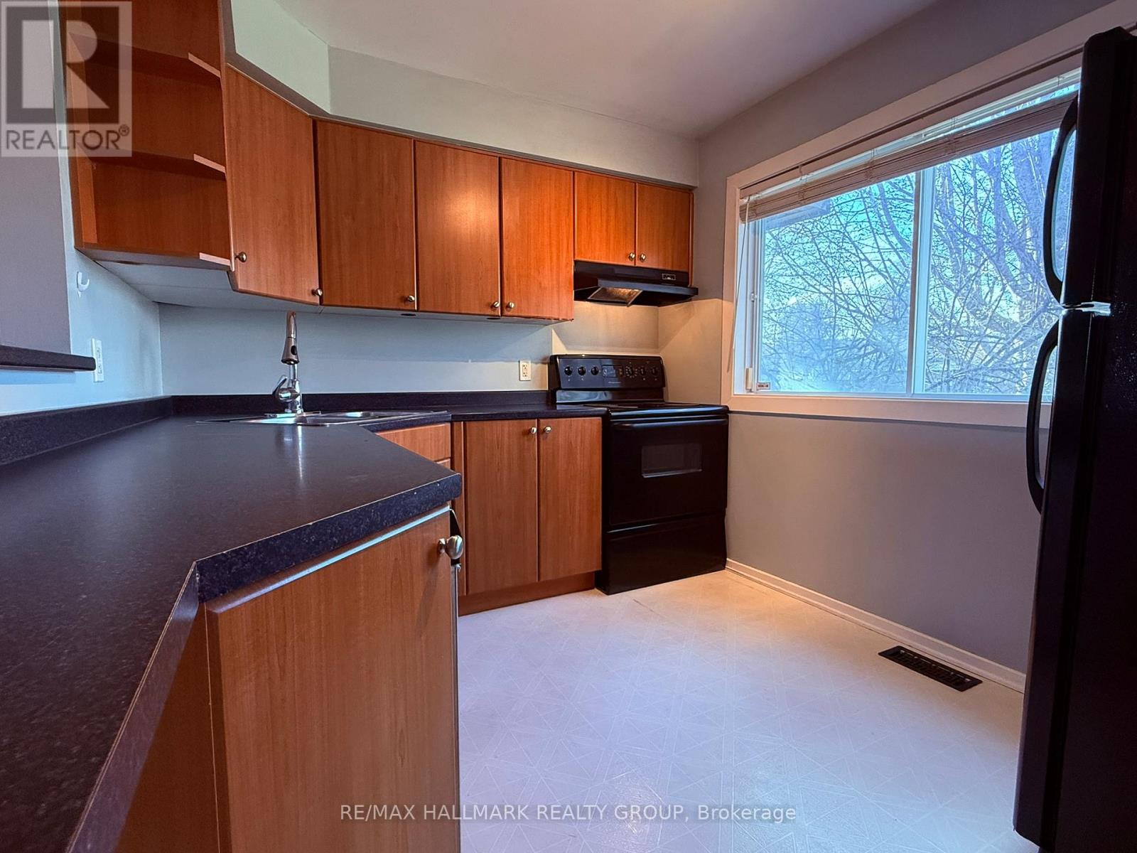 2912 FAIRLEA CRESCENT - 2