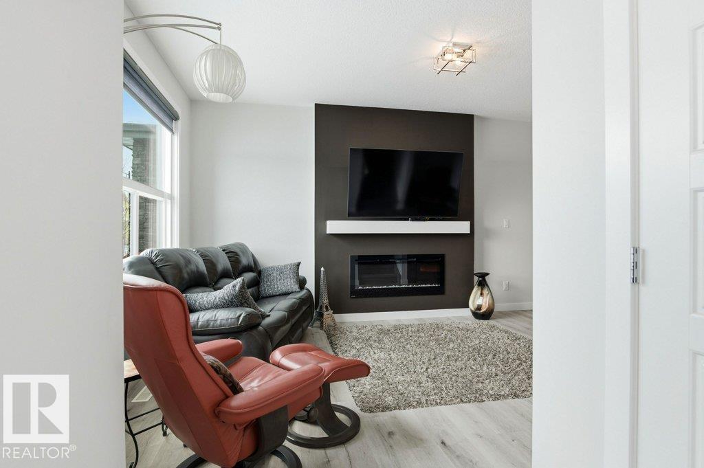 8018 KIRIAK LI SW, Edmonton