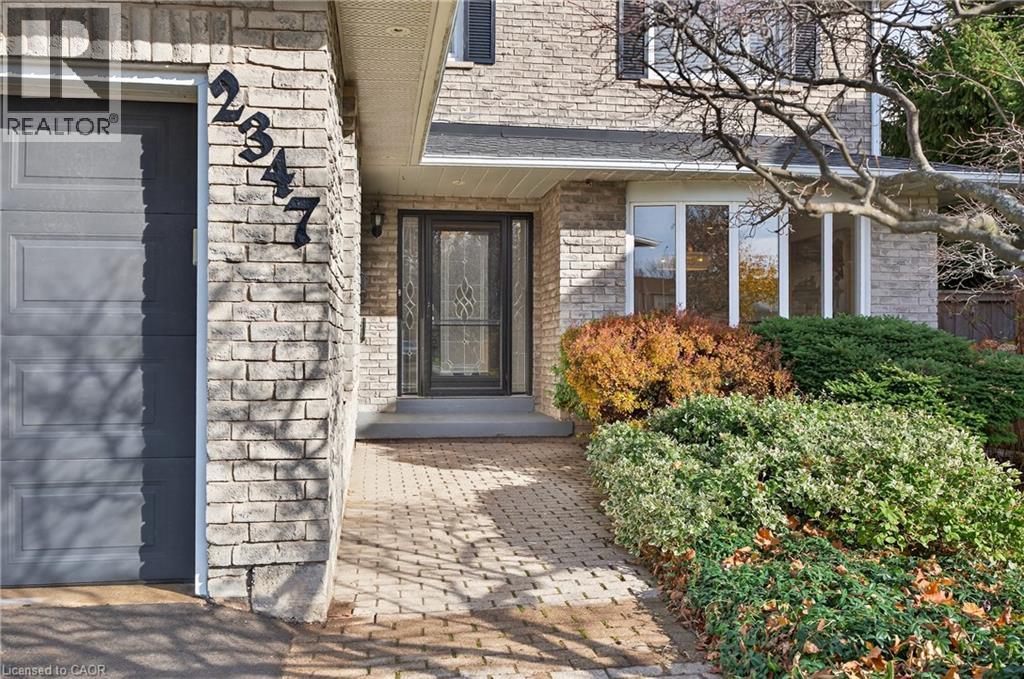 2347 TWEEDSMUIR Court, Burlington, Ontario, L7P4K9 — Photo 3