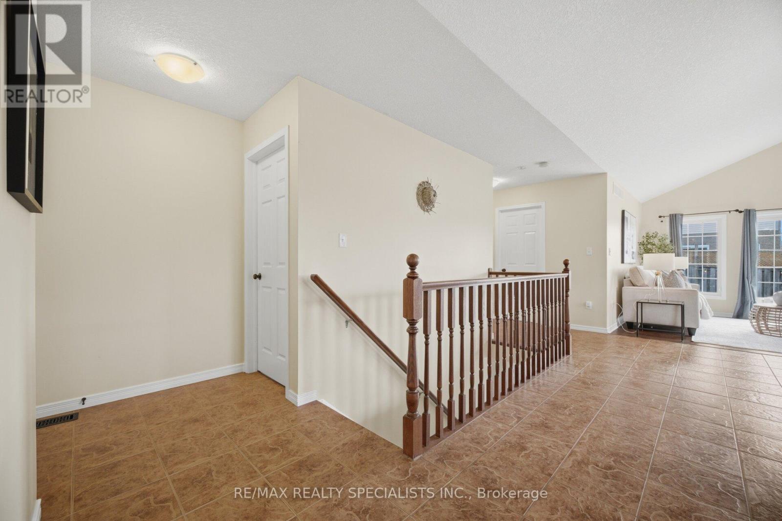 650 REID CRESCENT - 33