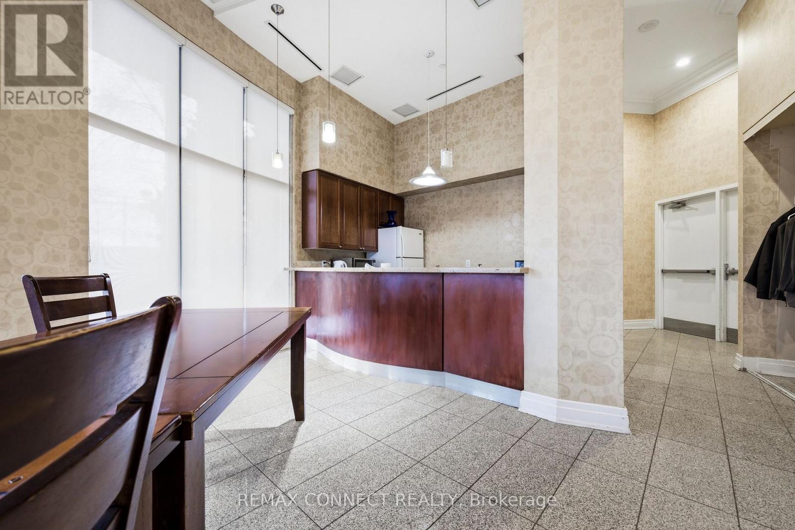 512 - 11121 YONGE STREET