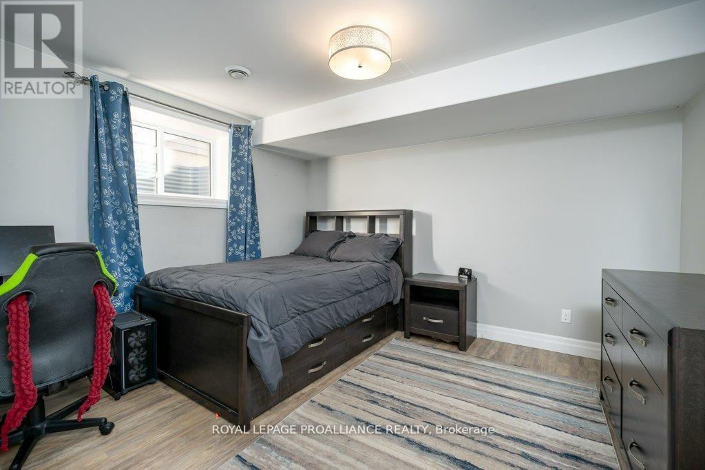 50 STONEGATE CRESCENT - 32