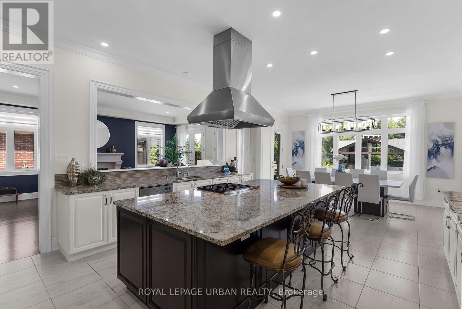 15 COUNTRY CLUB CRESCENT - 13