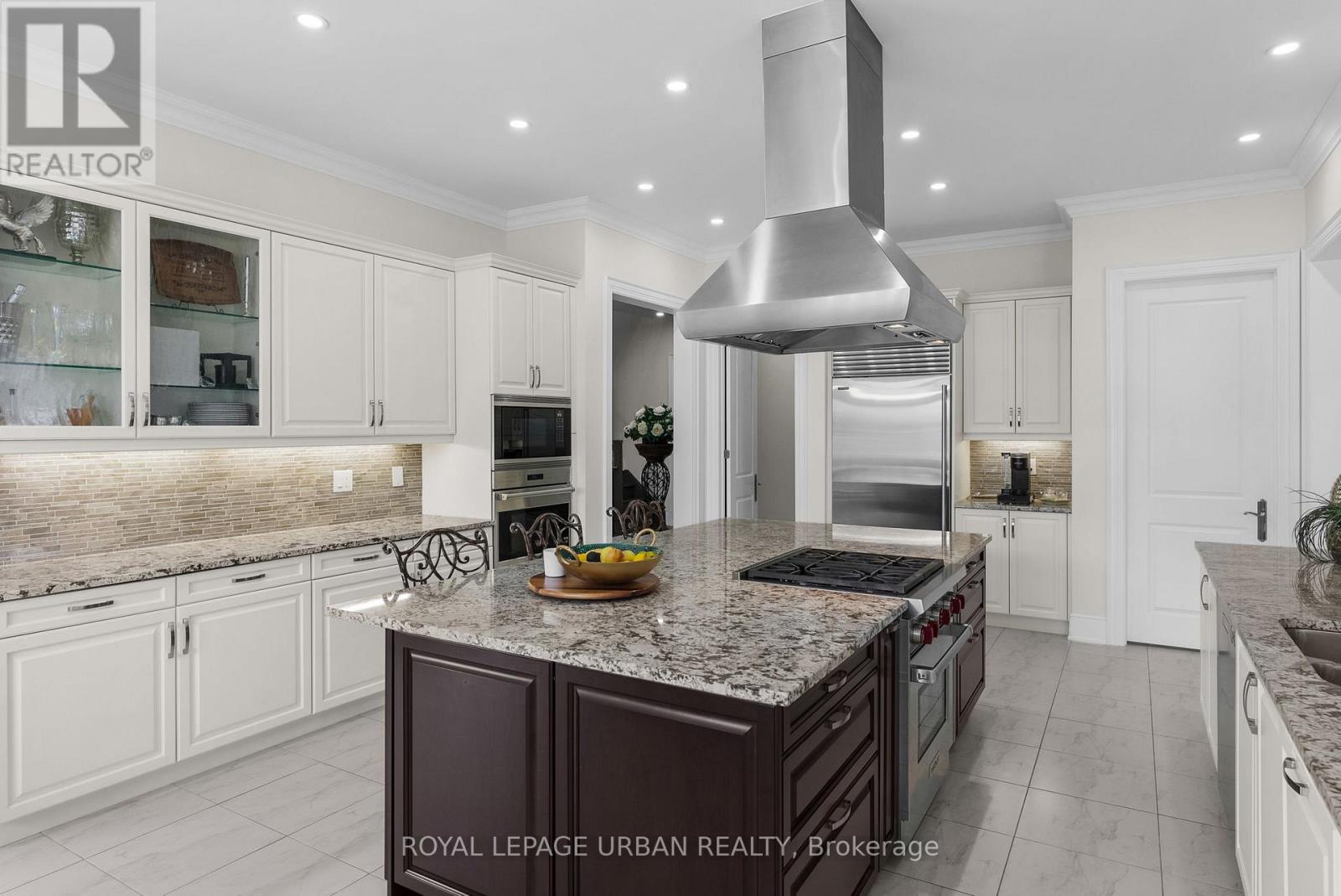 15 COUNTRY CLUB CRESCENT - 15
