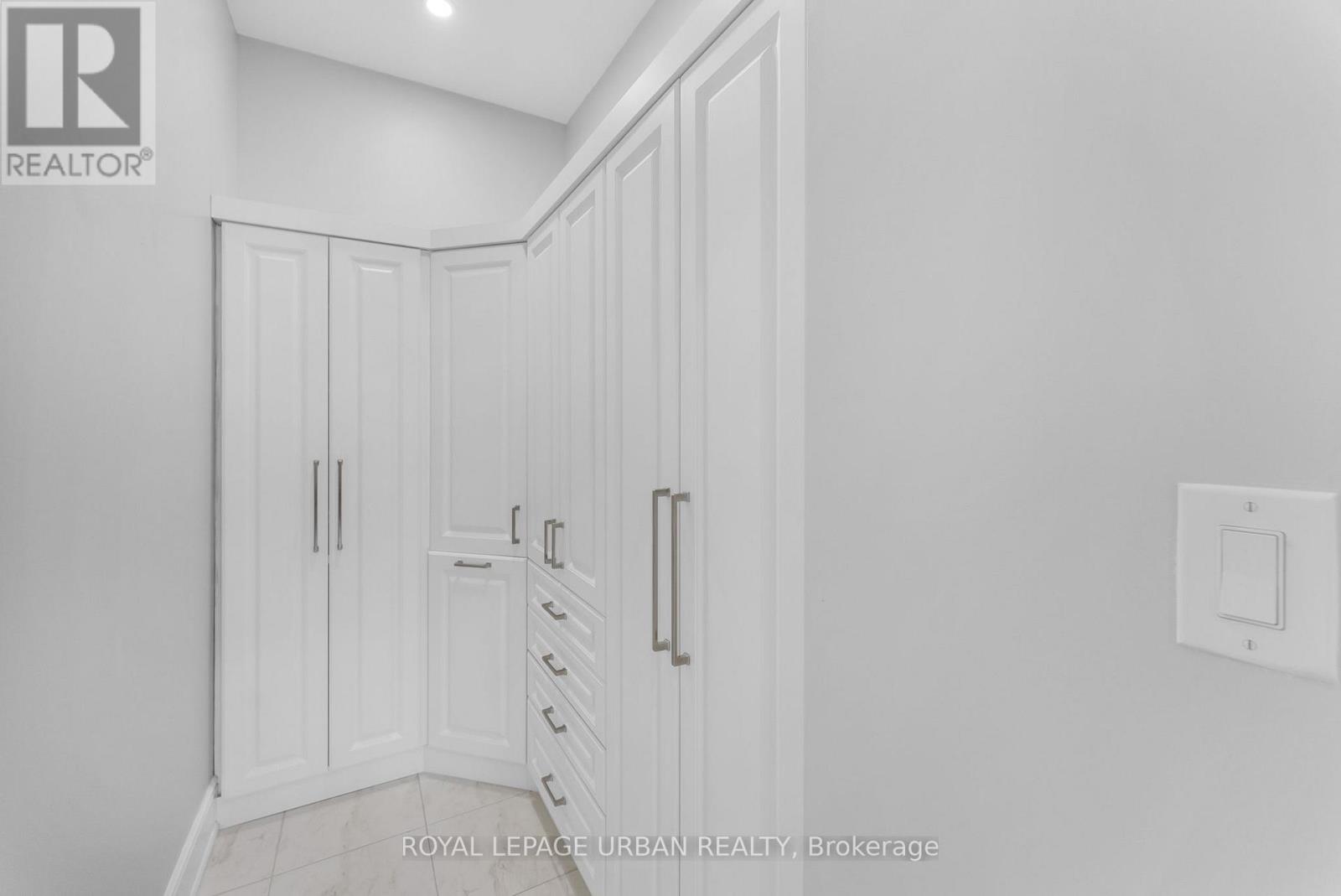 15 COUNTRY CLUB CRESCENT - 17