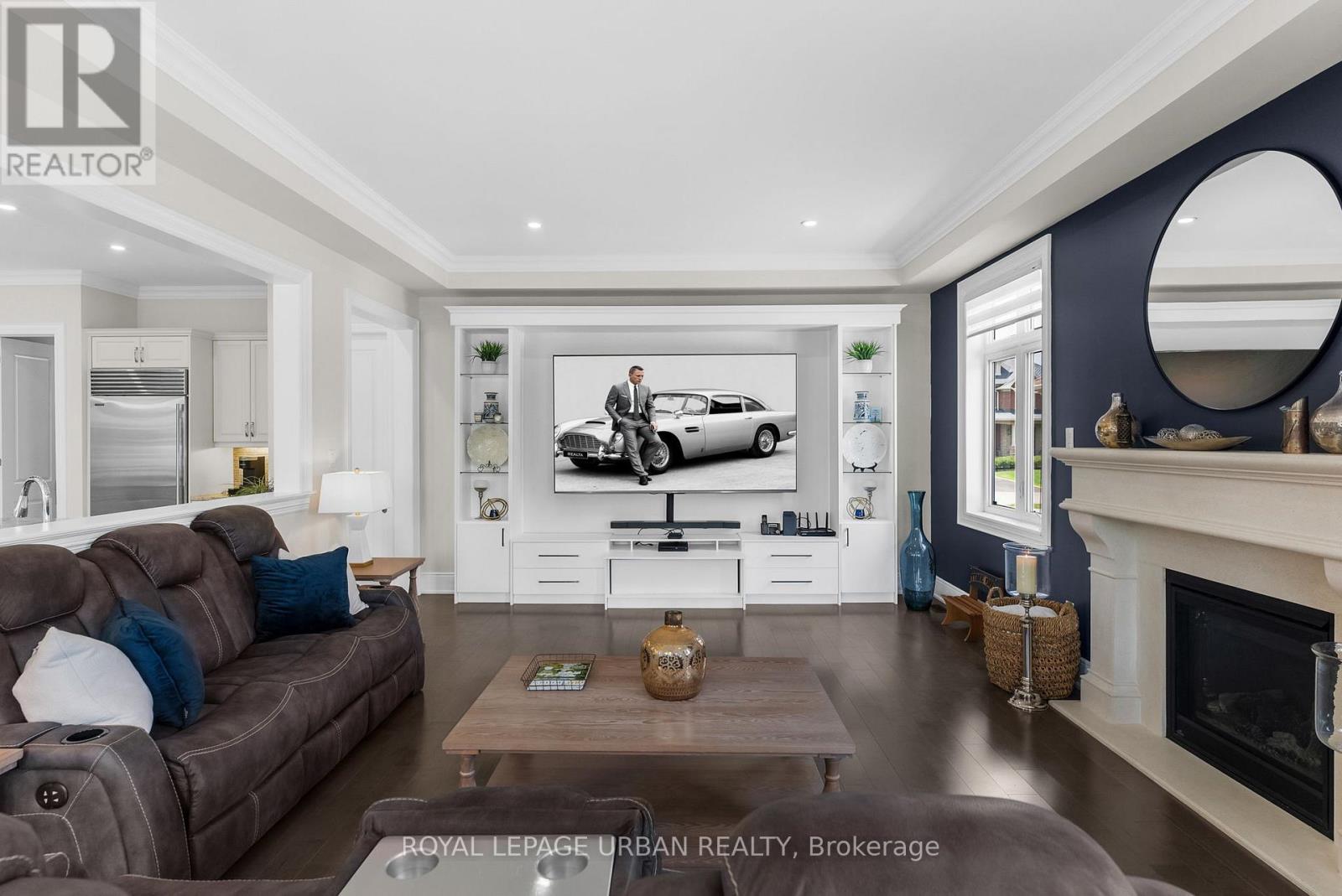 15 COUNTRY CLUB CRESCENT - 19