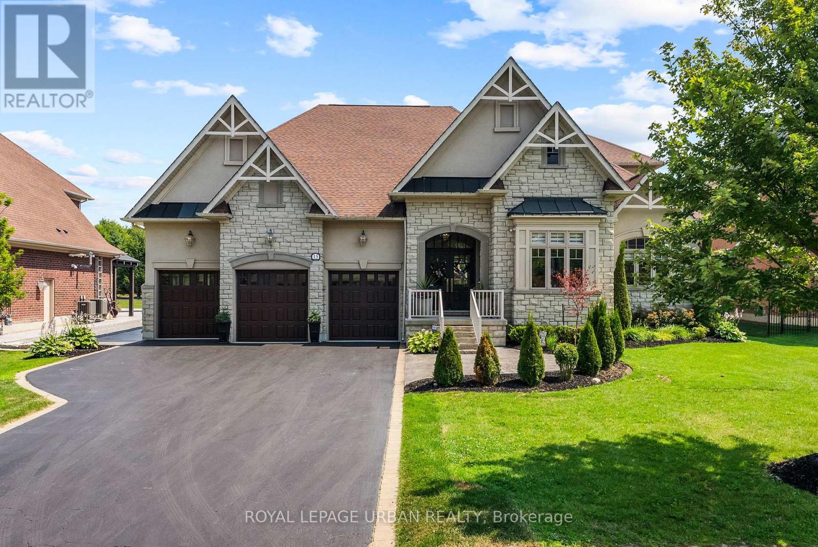 15 COUNTRY CLUB CRESCENT - 2