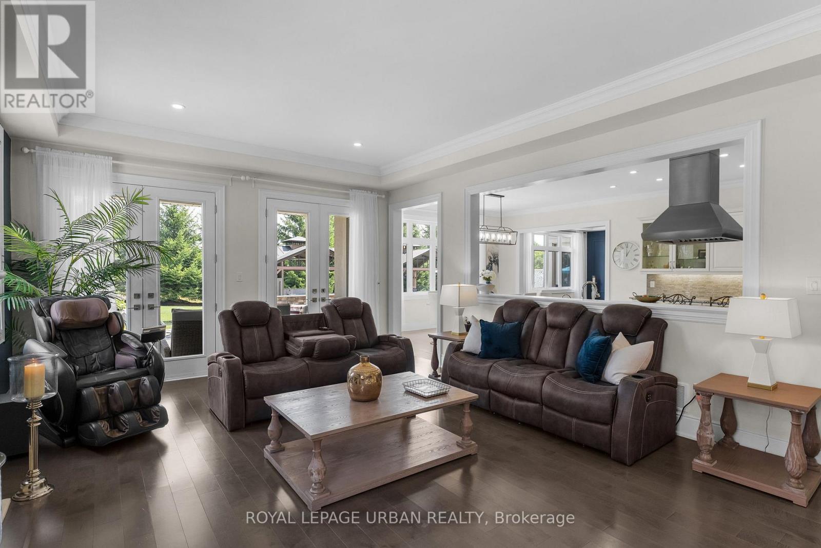15 COUNTRY CLUB CRESCENT - 20