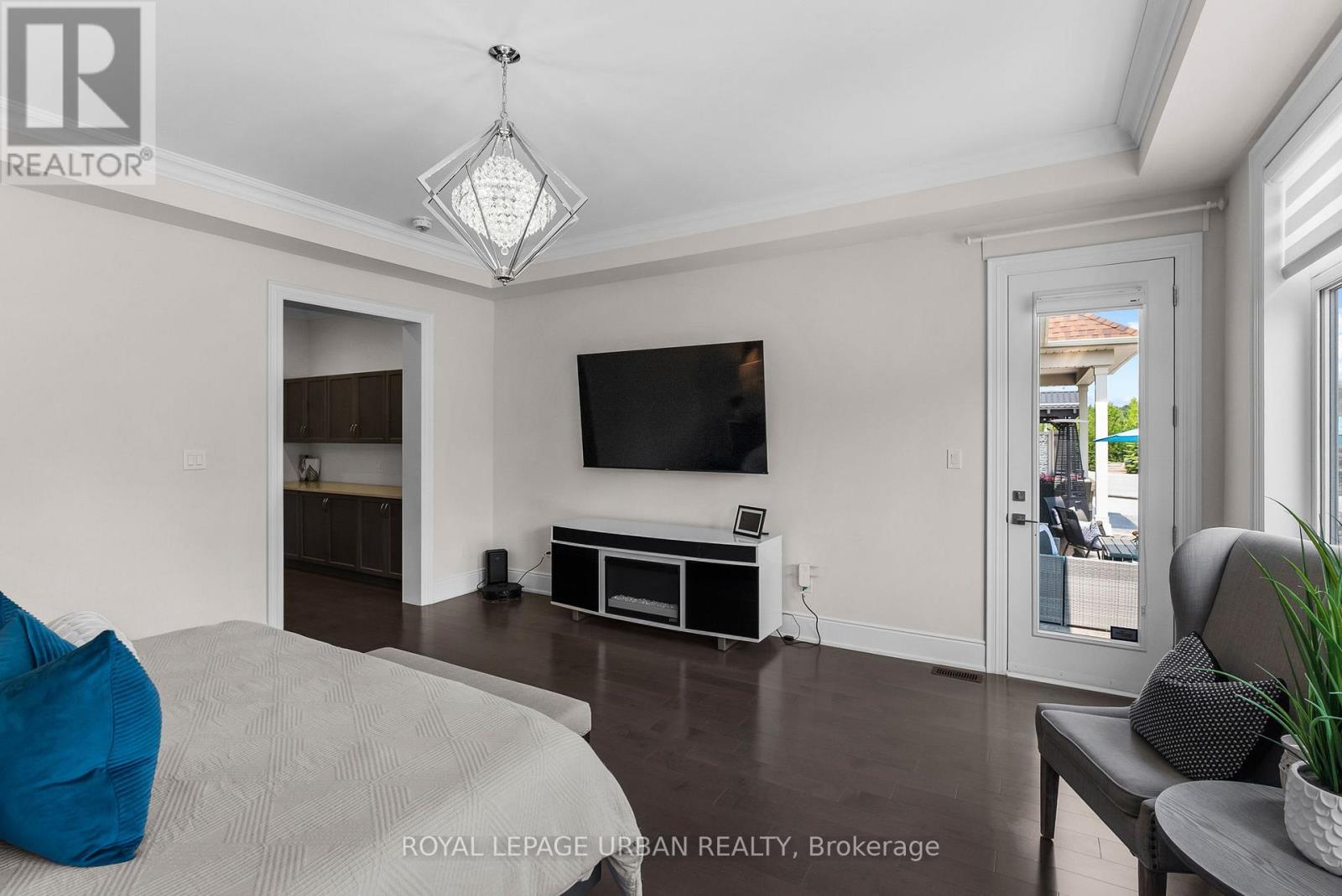 15 COUNTRY CLUB CRESCENT - 25