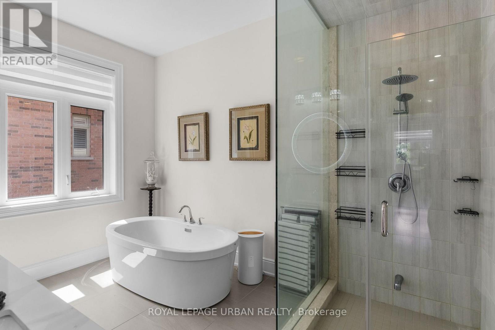 15 COUNTRY CLUB CRESCENT - 27
