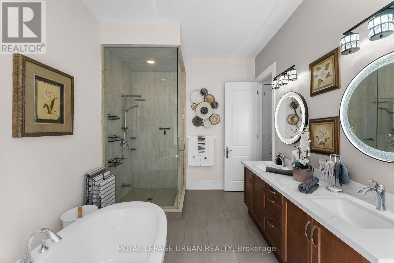 15 COUNTRY CLUB CRESCENT - 28