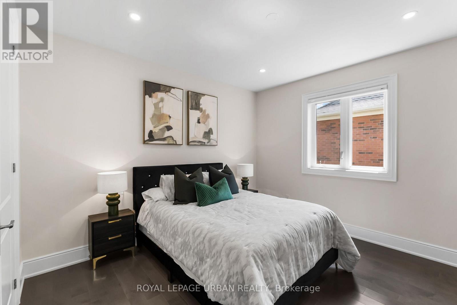 15 COUNTRY CLUB CRESCENT - 32