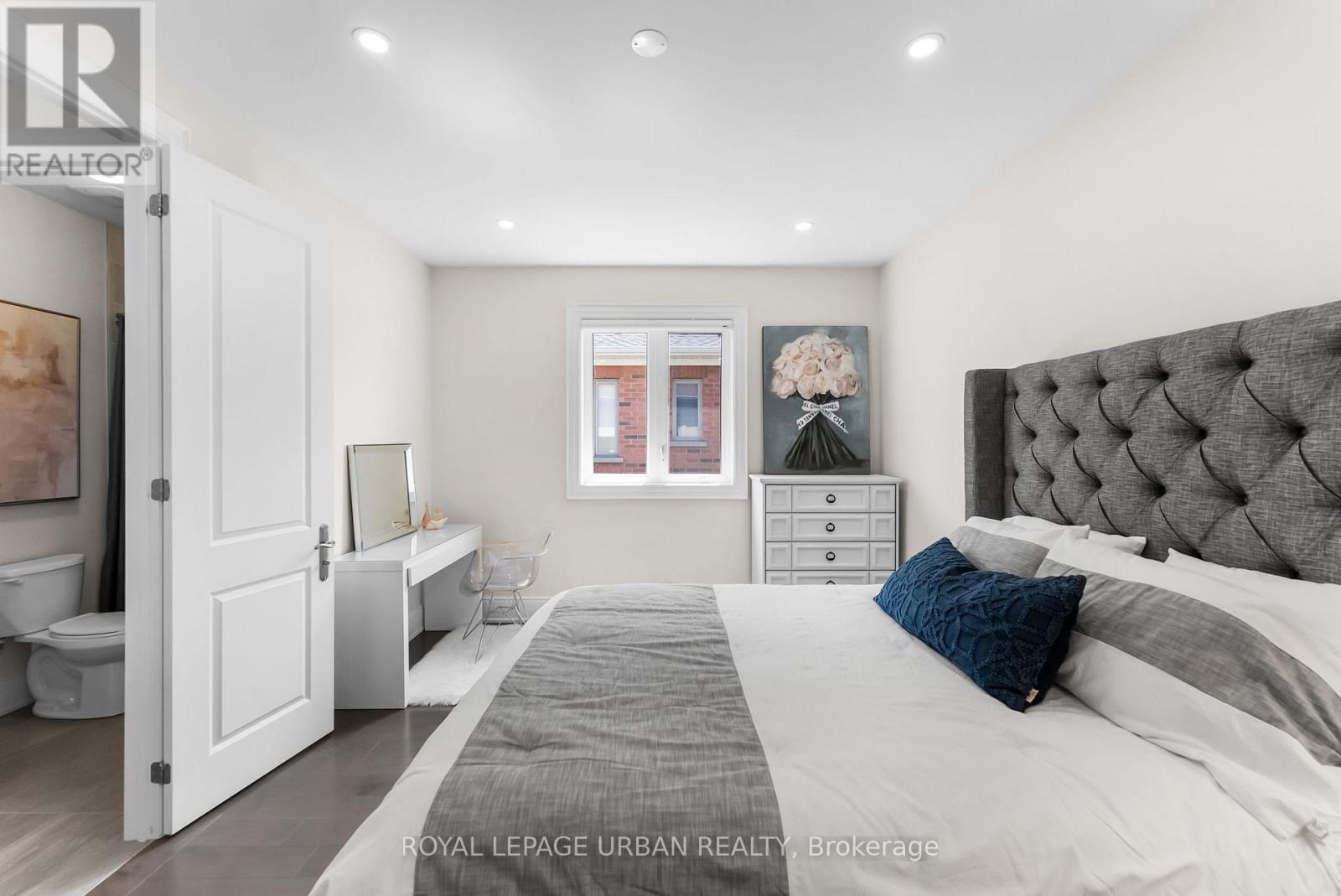 15 COUNTRY CLUB CRESCENT - 33